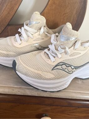 Saucony Women's Cream Mesh Running Shoes with Subtle Gray Logo